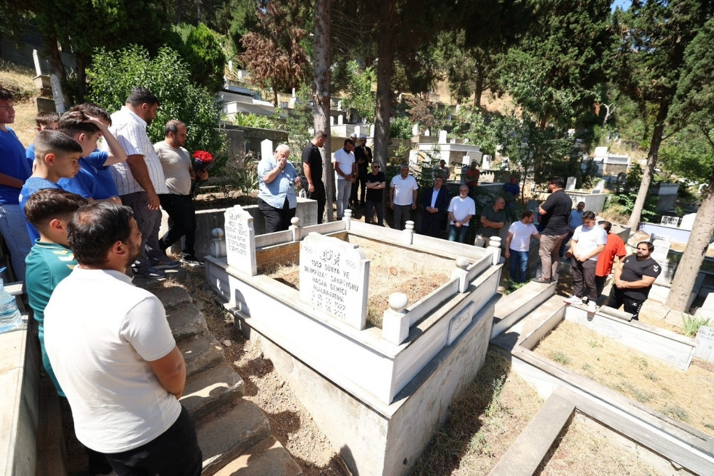 Hasan Gemiciyi Mezarı Başında Andık