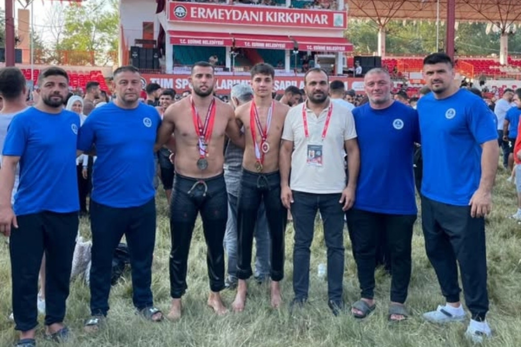 Kırkpınar'da Pehlivanlarımız Kürsüde Yer Aldı