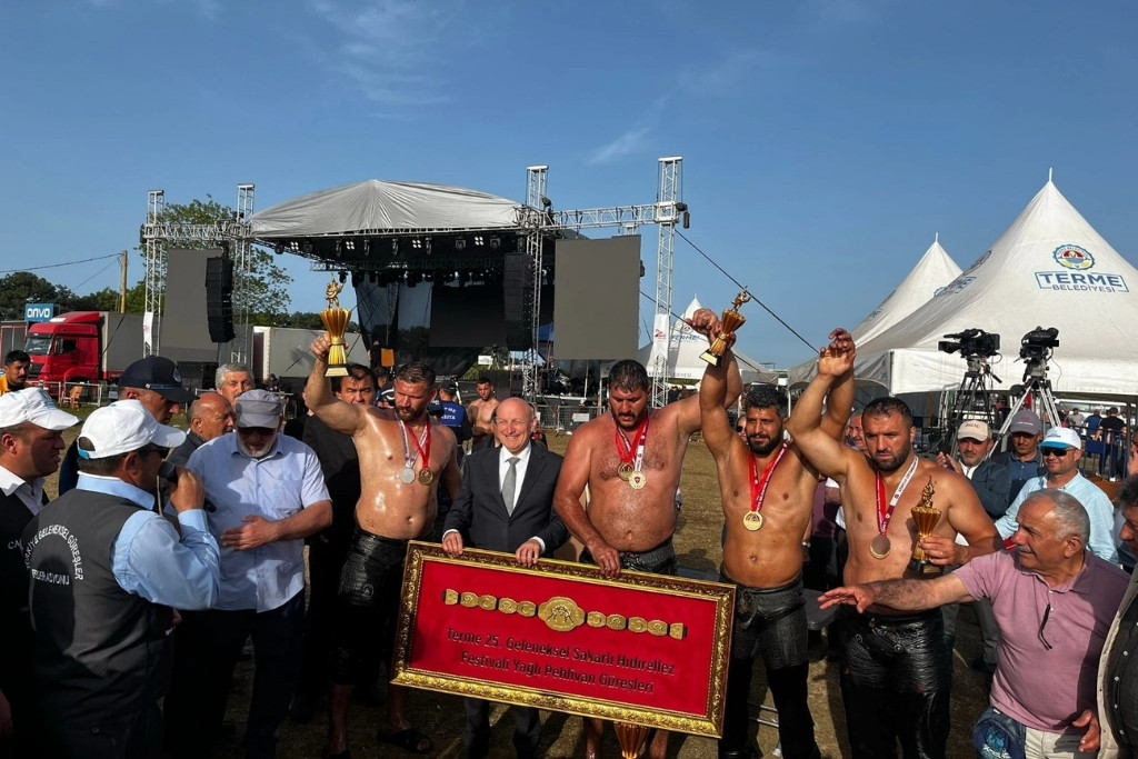Yağlı Güreşçilerimiz Kürsüde